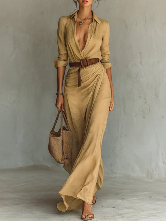 Robe maxi sophistiquée avec ceinture ajustable et revers élégants