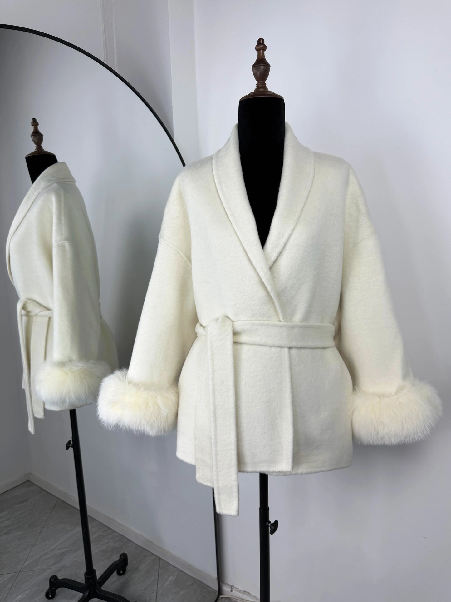 Élégant manteau en laine avec col en fourrure
